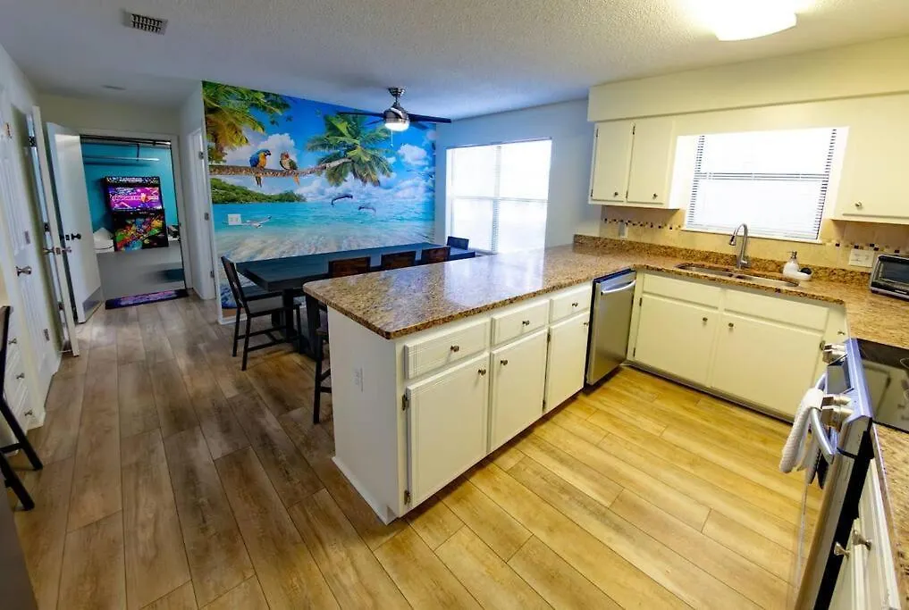 Tropical Oasis, Tiki Bar, Pool, Mini Golf, Hot Tub Villa Panama City Beach Holiday home